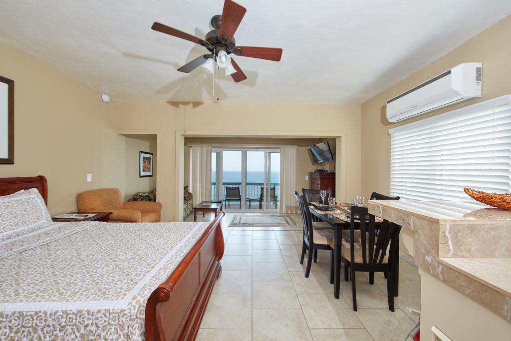 Paradise Cove Ocean Front Villas And Suites Nazareth Room photo
